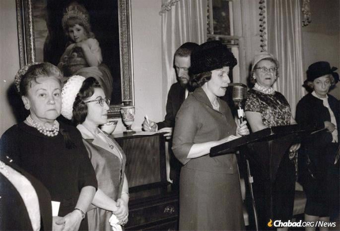 In 1962 Rebbetzin Hecht spoke at a fundraiser for Colony of Hope at Gracie Mansion during the tenure of Mayor Robert Wagner. (Photo: Hecht Family)