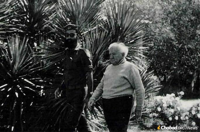 Peles with David Ben-Gurion at the former prime minister’s desert home in Sde Boker during the young rabbi’s service in the IDF.