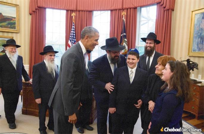 Rebbetzin Hecht and her great-granddaughter meet with President Barack Obama in the Oval Office. (Photo: Hecht Family)