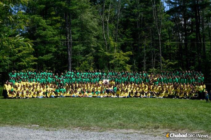 Hundreds of campers and Camp Emunah at a group photo to honor Rebbetzin Hecht.