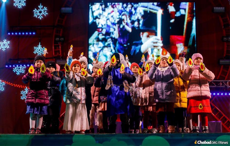 Crianças celebram Chanucá em Kharkov