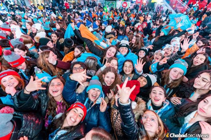 Thousands of teens packed Times Square (Photo: Shalom Srugo)