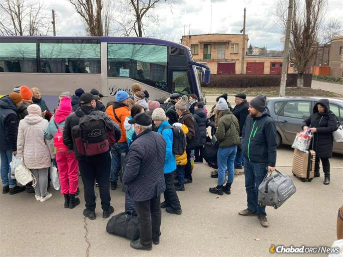 Refugees im Krivoy Rog, Ukraine, prepare to depart.