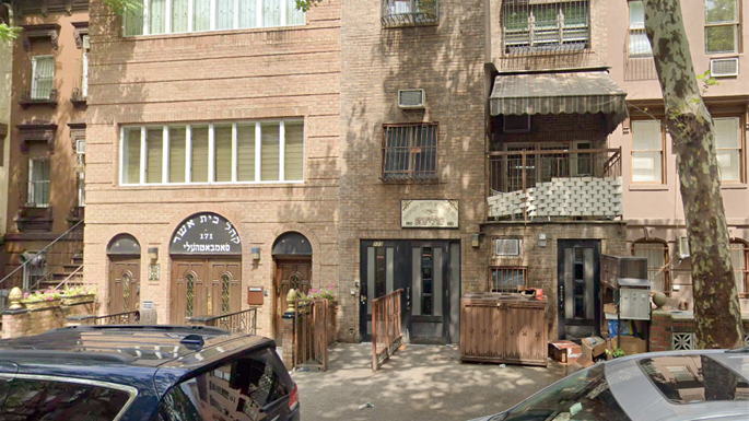 &#192; esquerda est&#225; uma sinagoga do Brooklyn, NY, que leva o nome de Szombathely, a oeste de Budapeste. Ao lado fica uma sinagoga para quem vem de Sulitza (Suli ț a), hoje Rom&#234;nia (cr&#233;dito: Google Maps).