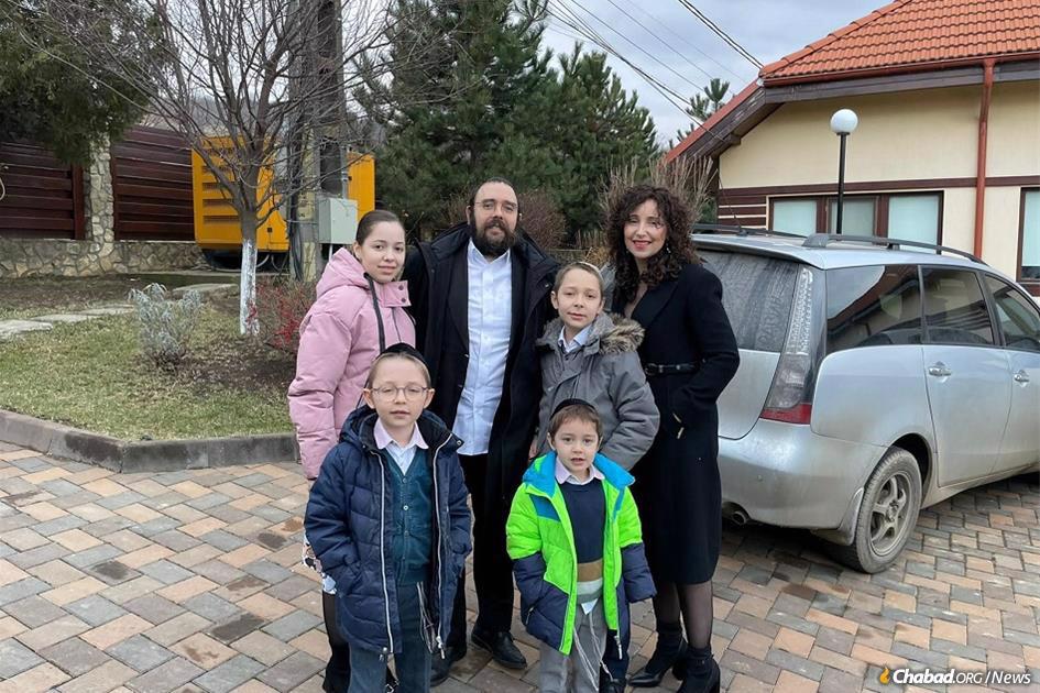 Rabbi Shalom and Chana Gopin with their children.