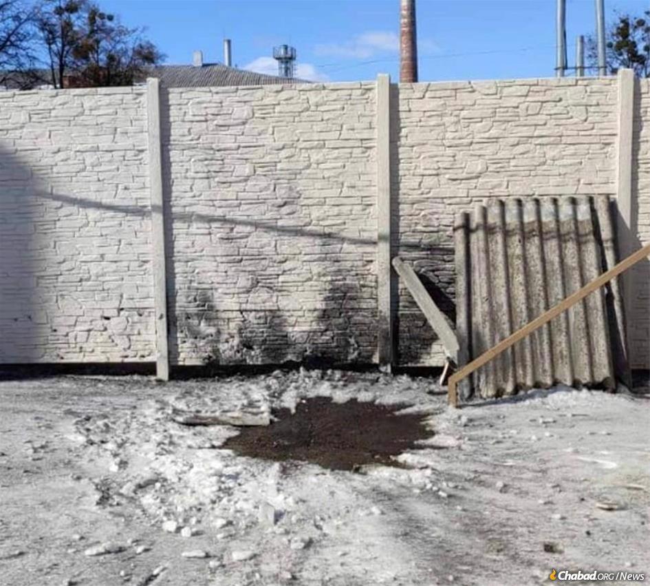 A boys’ yeshivah in Kharkov, Ukraine, that also serves as a synagogue was damaged on March 15 after it was hit directly by rocket fire.