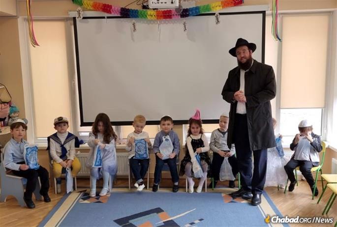 Rabbi Menachem Glitzenshtein rejoined the Jewish community of Chernovtzy, Ukraine, for Purim.