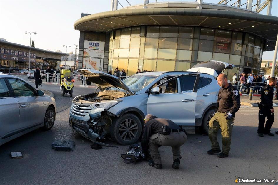 Police at the scene of a terrorist attack in Beersheva, Israel, that left at least four civilians dead. (Credit: Flash/90)