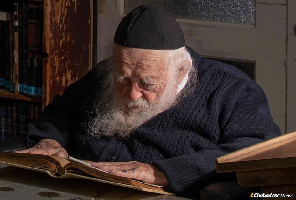 Rabino Chaim Kanievsky estudando em Bnei Brak, Israel.