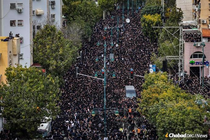 Centenas de milhares de pessoas viajaram de todo o país para comparecer ao funeral do Rabino Kanievsky.