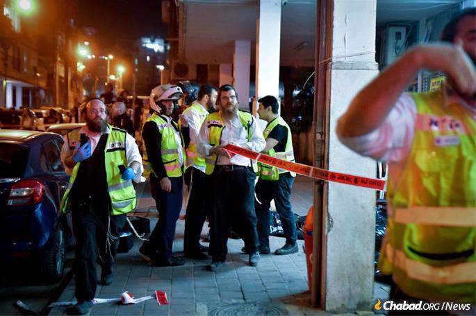 Israeli police officers and emergency services first responders at the scene of a terrorist attack in Bnei Brak. (Photo: Avshalom Sassoni/Flash90)