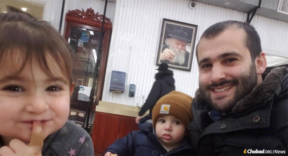 Shimmy Borgen and his children, Dahlia, left, and Abie, right, visiting the Rebbe&#39;s Ohel.
