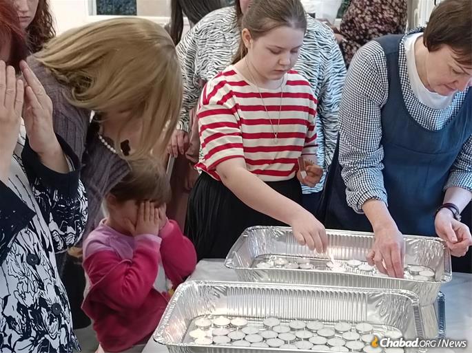 They enjoyed reuniting with old friends at Passover programs arranged especially for the members of their home communities who are now in Israel.