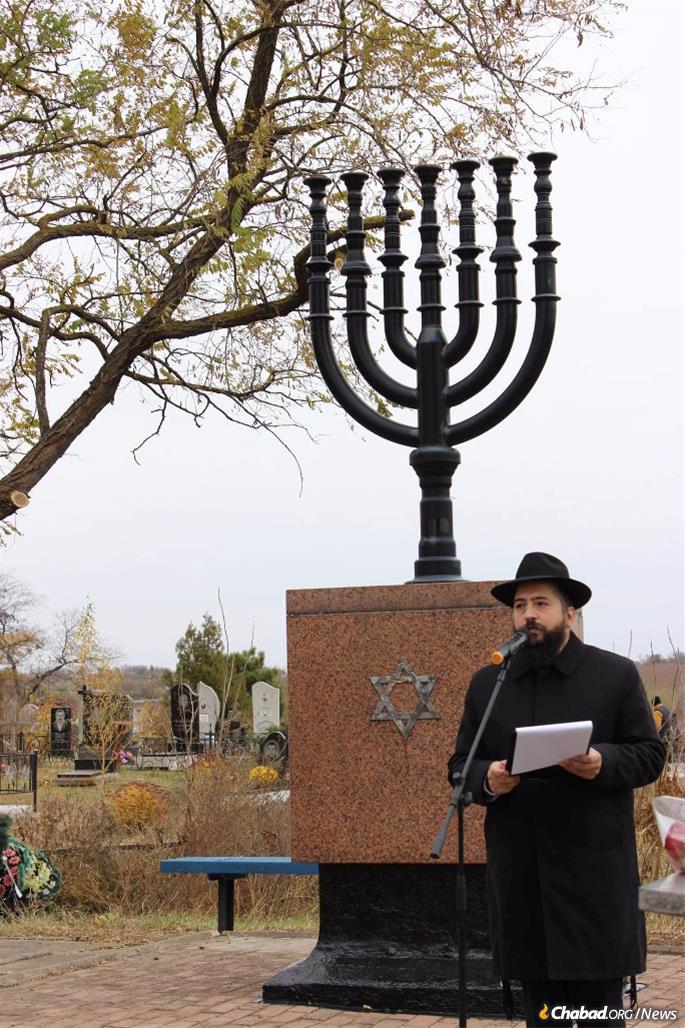 Rabbi Mendel Cohen, director of Chabad of Mariupol and the city's only rabbi, speaking at Mariupol's annual Holocaust memorial at the site of the murder of the city's Jews in 1941. Cohen has since the outbreak of war been working to save his entire community.