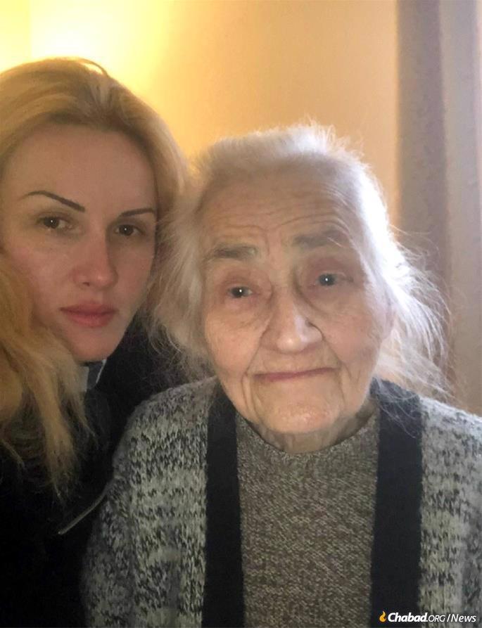 Elvira Bortz (right) with her niece, Inna Bortz. Inna cared for her aunt and 93-year-old uncle throughout their time besieged in Mariupol. Photo: Bortz family.