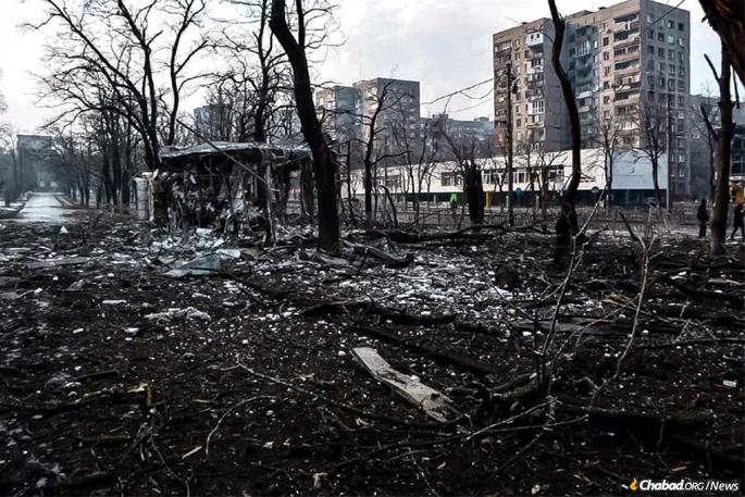 A charred Mariupol street, March 12, 2022. Photo: Ministry of Internal Affairs of Ukraine.