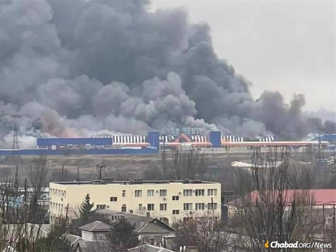 Des colonnes de fumée noire s’élèvent dans le ciel de Marioupol le 3 mars 2022, les premiers jours de la guerre. Photo: ministère des Affaires Intérieures de l’Ukraine.