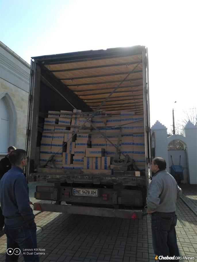 Mesmo enquanto o bombardeio continua, o rabino Chabad e sua equipe têm enviado carregamentos de alimentos bem como caminhões carregados de água para a população.