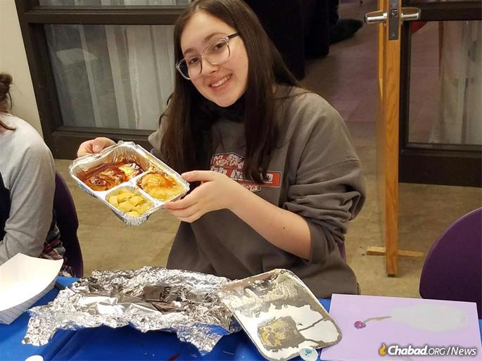 Student Molly Mehr enjoying lunch with friends.