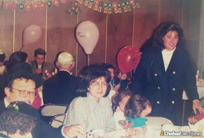 Vogel enjoyed hosting community gatherings in her home, from Shabbat meals to lively Chassidic farbrengens with yeshivah students. She would join in and share her own inspiration with them.