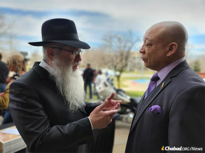 Rabbi Yisrael Weingarten in conversation with Flint Mayor Sheldon Neeley