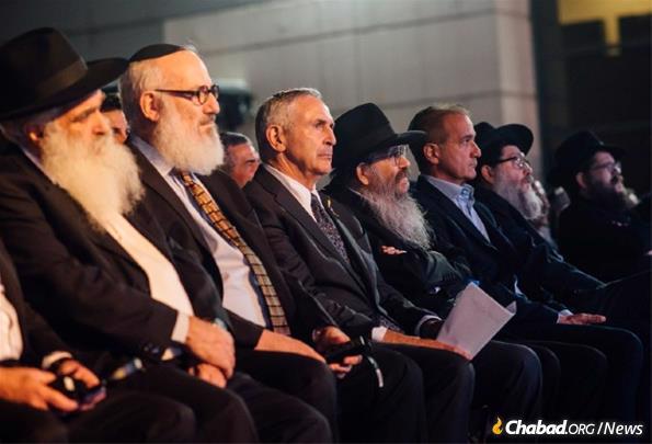 Rabbi Tzvi Grunblatt, center, with leaders of Argentina&#39;s Jewish community at a gala event where 2,000 people celebrated the Rebbe’s ongoing legacy.