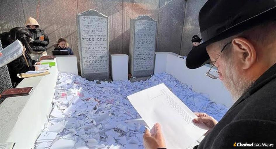 In mid-February, Rabbi Moshe Kotlarsky read a petition at the Rebbe's resting place from Chabad-Lubavitch emissaries from across Ukraine.