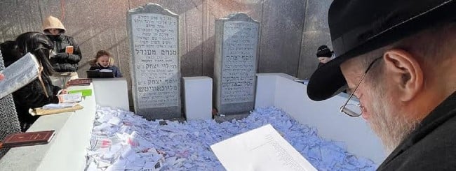 Prayers for Ukraine From Around the World Arrive at the Rebbe’s Resting Place