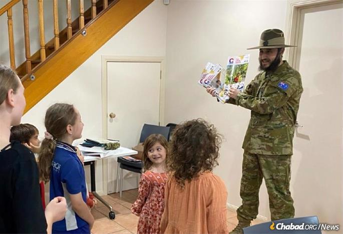Rabbi Ari Rubin teaches children at Chabad of Northern Queensland's Hebrew school about his role in the miltary and their role as "soldiers" in Tzivos Hashem.