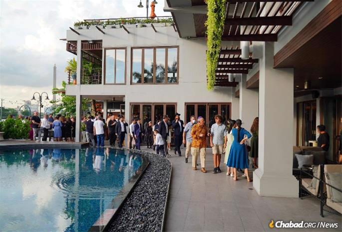 Guests gather for a reception at an upscale Bangkok hotel nearby. (Photos: Chatchawan Luangruangtip/Ronen Peled Hadad/Aranen Creative Productions