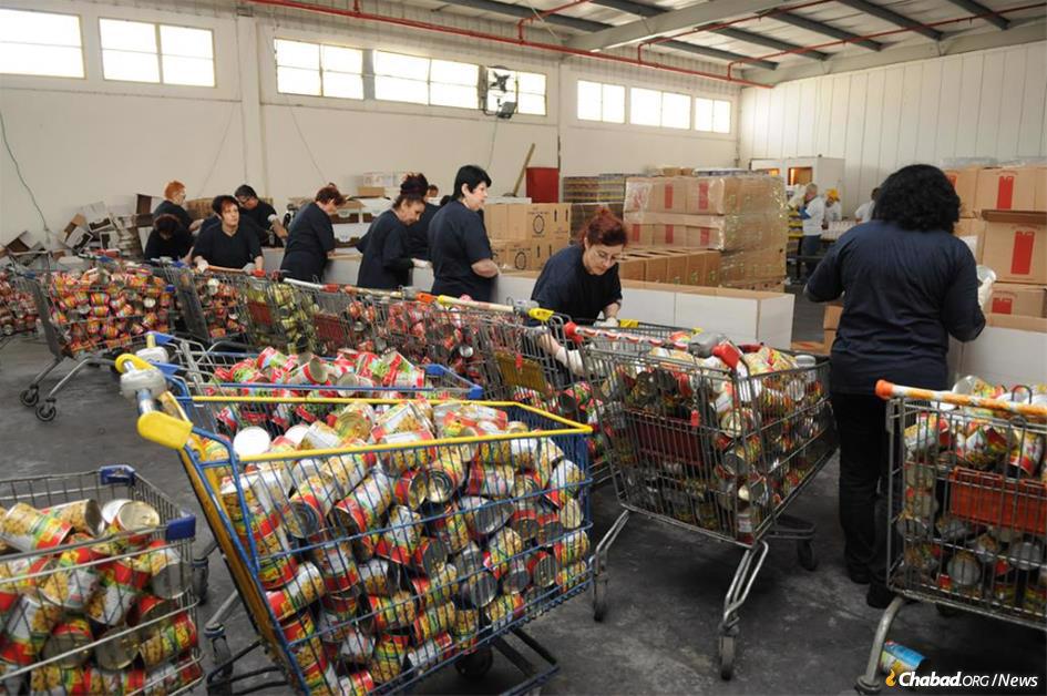 Packing of Salei Mazon at the Slager Logistic Center, home of the Blavatnik Food Bank in Beer Tuvia (File photo).