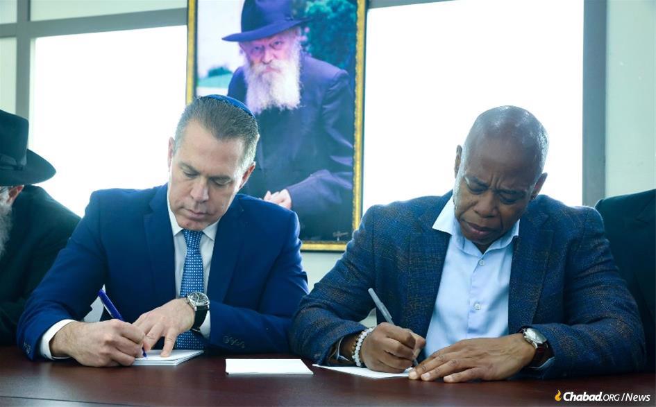 Israel’s Ambassador to the United Nations Gilad Erdan and New York City Mayor Eric Adams write letters asking for blessings from on high before visiting the resting place of the Rebbe.