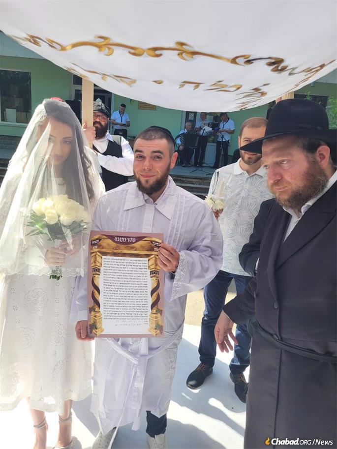 In June, the Vinnitsa community celebrated the marriage of two of their own, Shmuel Elik and Esther Kurdin, who met due to the war.