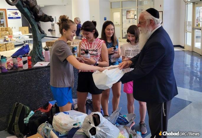 Rabbi Avrohom Litvin gave gifts to the volunteers at the shelters to thanked them for stepping up at this time of need.