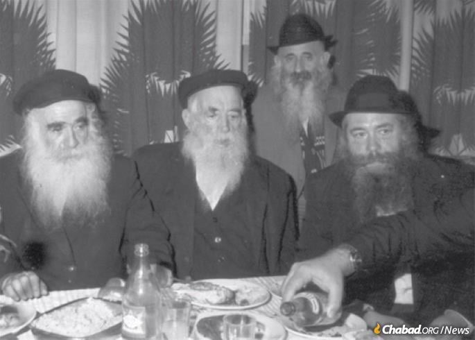 A farbrengen gathering in Israel circa 1970s, years after their Soviet ordeals. L-R: Mendel Futerfas, Chaim Zalman Kozliner, Elimelech Levenhartz, Mottel Kozliner. Photo: Halperin Teshura 5768/Maaseh Avos Siman L&#39;Bonim.