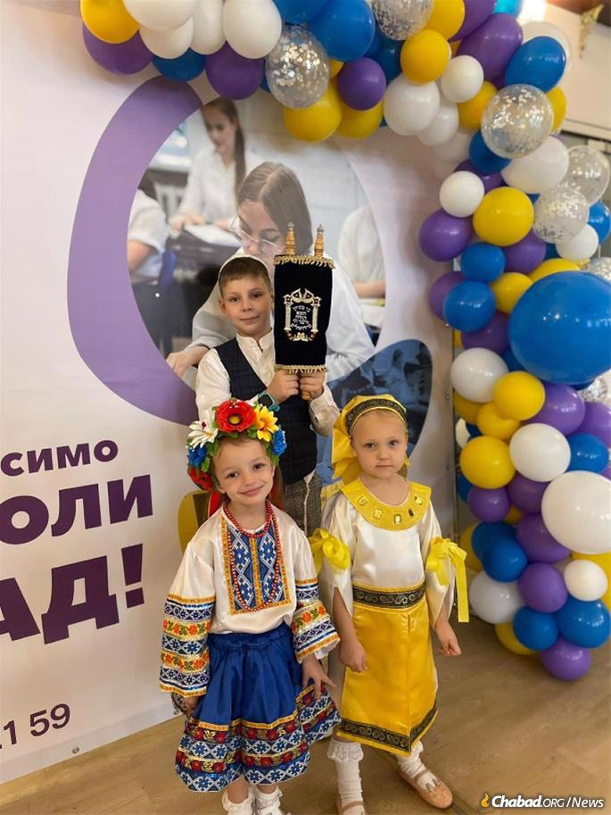 The first day of school has traditionally been met with celebrations in Ukraine. (Credit: Chabad-Lubavitch of Ukraine/JRNU)