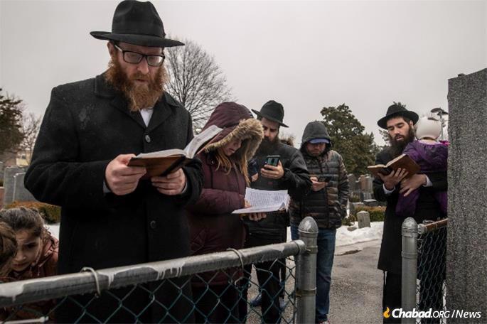 Avraham Lapine and family members at his mother&#39;s gravesite in Queens on the anniversary of her passing.