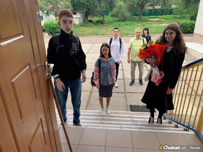 Children traditionally bring flowers for teachers. (Credit: Chabad-Lubavitch of Ukraine/JRNU)