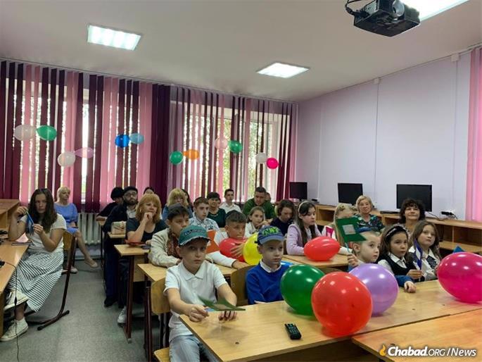 Children and parents take part in the first day of classes. (Credit: Chabad-Lubavitch of Ukraine/JRNU)