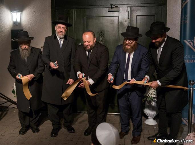 The ceremony was followed by the festive opening of the Debrecen Jewish House, which will serve as a center for religious, cultural and educational programs, and is the new home of the Debrecen’s first kosher restaurant in recent years, Hamsza.