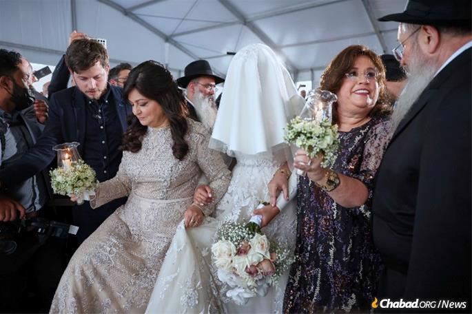 Leah Hadad escorted to the chuppah by her mother and mother-in-law, (Credit: Jewish UAE / Christopher Pike)