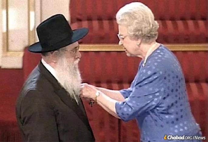 A rainha premiou o rabino Nachman Sudak com a Ordem do Imp&#233;rio Brit&#226;nico em 2001 por suas d&#233;cadas de servi&#231;o &#224; comunidade.