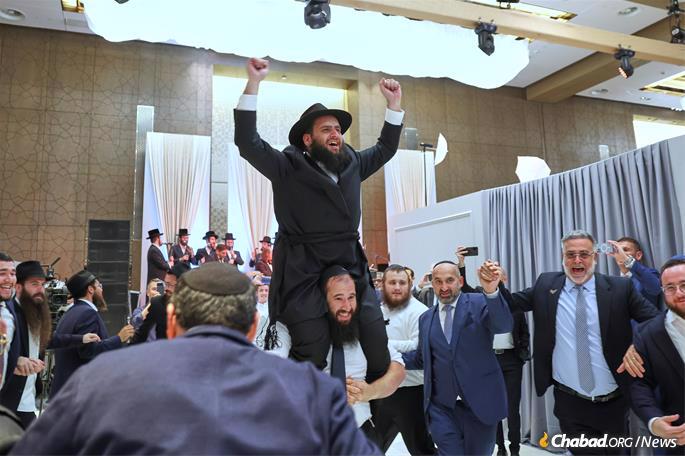 Rabbi Levi Duchman arrives at the celebration. (Credit: Jewish UAE / Christopher Pike)