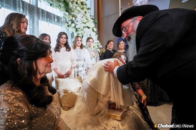 Lea Haddad&#39;s father blesses her. (Credit: Jewish UAE / Christopher Pike)