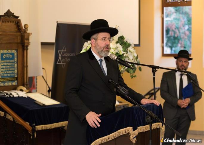 Rabbi Lau traveled to Hungary for the inauguration and acknowledged “the unprecedented renaissance of the Hungarian Jewish community.”