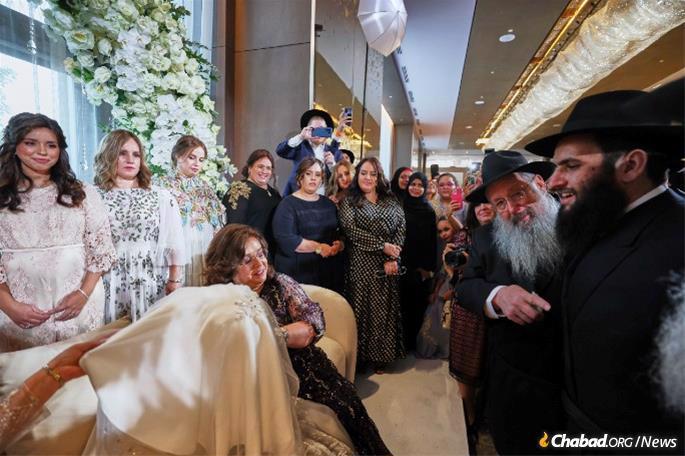 The bride and groom during the veiling ceremony. (Credit: Jewish UAE / Christopher Pike)