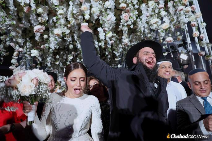 Celebrating after the ceremony. (Credit: Jewish UAE / Christopher Pike)