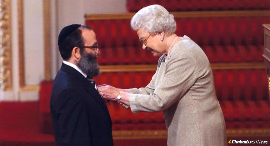Rabbi Arye Sufrin being awarded an MBE (Member of the British Empire) by Queen Elizabeth in 2009.