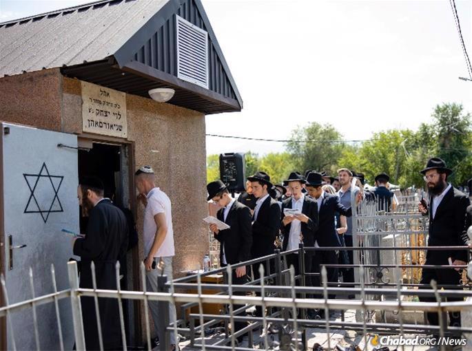 Thousands visited the resting place of Rabbi Levi Yitzchak Schneerson on the anniversary of his passing. (Credit: Mendy Kotlyar)