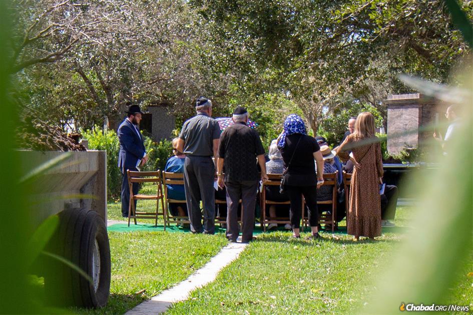 Sharing and supporting grief and loss is a hallowed Jewish tradition. (Credit: Chabad.org/Tzemach Weg)